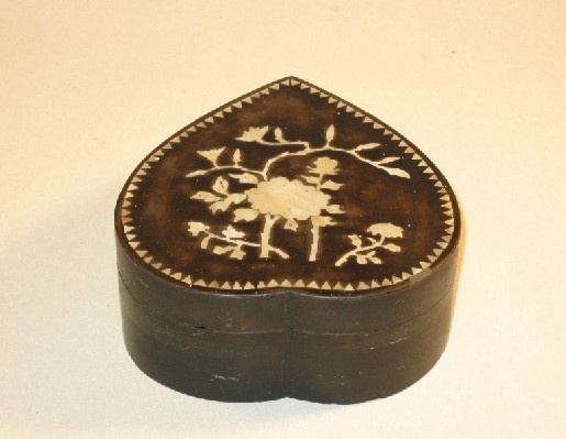 19th Century Heart Shaped Box w/ Inlaid Mother Of Pearl Decoration - Image 5